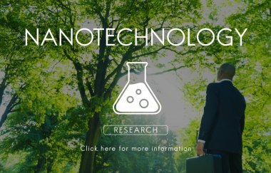 Yeşil ormanda ayakta işadamı