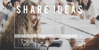 Gülümseyen güzel kadın