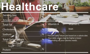 Günlüğe notlar yazan kadın