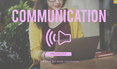 kadın ve yüksek sesle hoparlör kavramı