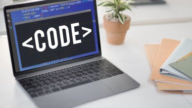 ekrandaki bilgileri ile dizüstü bilgisayar