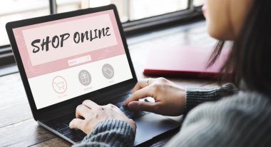 Laptop klavyesinde yazan kız
