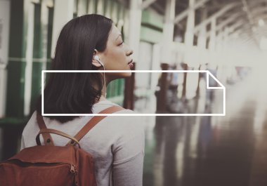 kahverengi sırt çantası ile seyahat kız