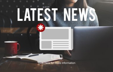 Kafede bilgisayarlı kız