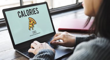 Laptop klavyesinde yazan kız