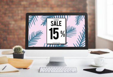 bilgisayar metin üstünde perde ile