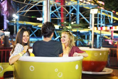 Arkadaşlar iyi eğlenceler eğlence parkı