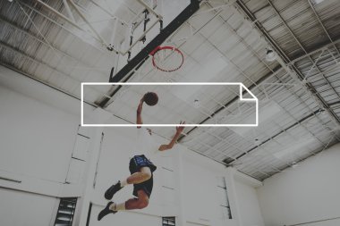 Basketbol oynarken sporcu