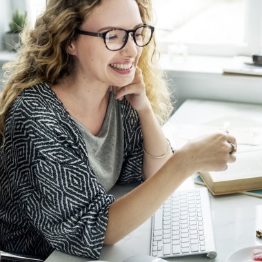 İşyeri masada güzel kadın