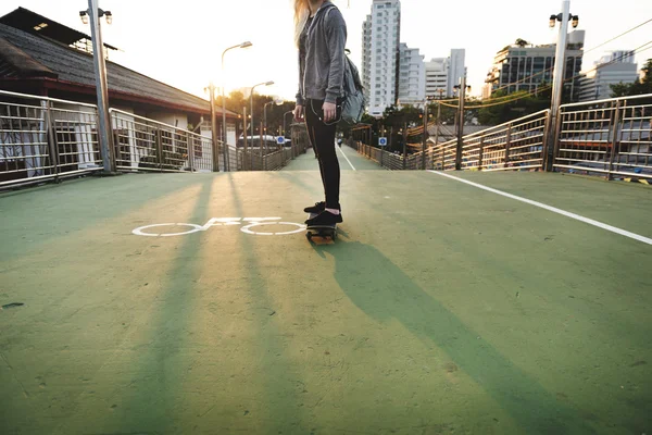 Скейтбордистка на уличной дороге — стоковое фото