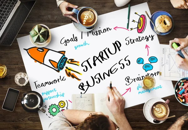 Tabel met poster met Startup Business concept — Stockfoto