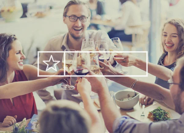 Amigos celebrando en la cafetería — Foto de Stock