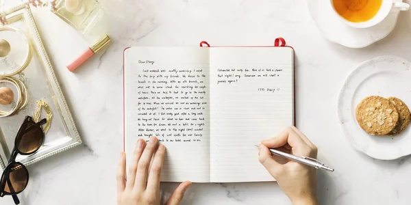 Дівчина пише нотатки в щоденнику — стокове фото