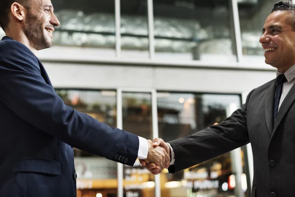 Empresários apertando as mãos após acordo — Fotografia de Stock