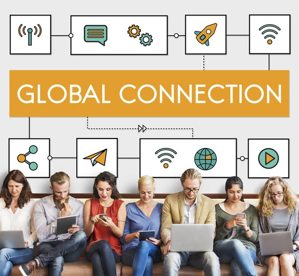 Mensen zitten met apparaten en Global Connection — Stockfoto