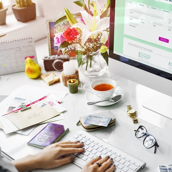 Vrouw typen op toetsenbord — Stockfoto