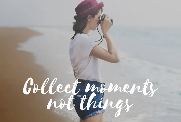 Menina fazendo foto na câmera — Fotografia de Stock