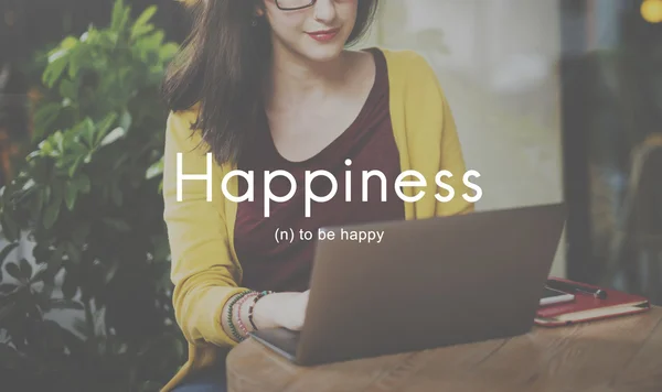 Mulher e felicidade conceito alegre — Fotografia de Stock