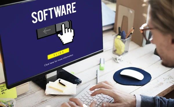 Geschäftsmann tippt auf Computertastatur — Stockfoto