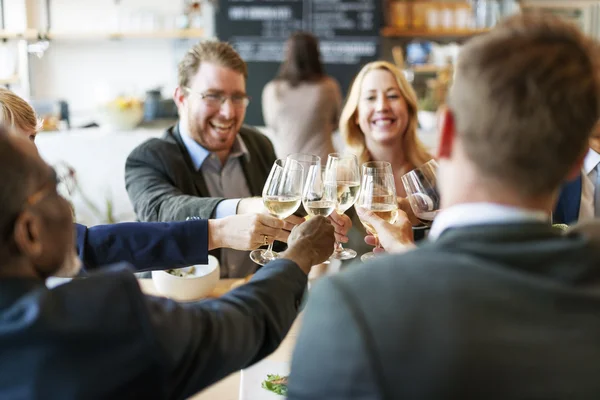 Les gens acclament à table — Photo