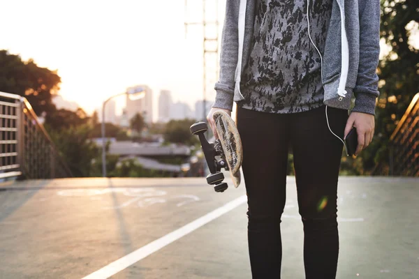 Skateboardåkare lyssna musik — Stockfoto