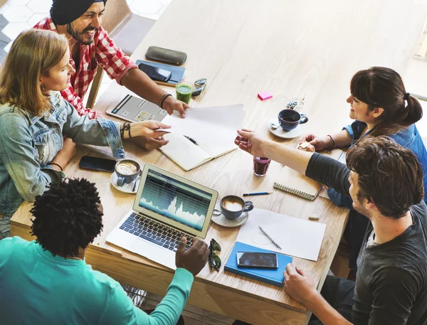 Grupo de personas diversas que trabajan juntas — Foto de Stock