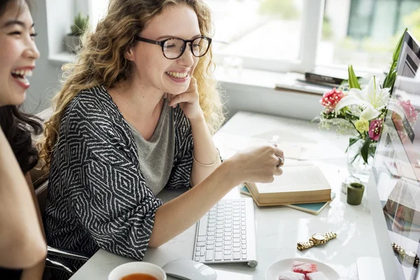 Kvinnelige venner som snakker om konsept – stockfoto