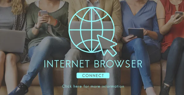 Menschen sitzen mit Geräten und Internet-Browser — Stockfoto