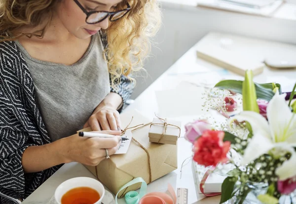 Vrouw schrijven kaart Concept — Stockfoto