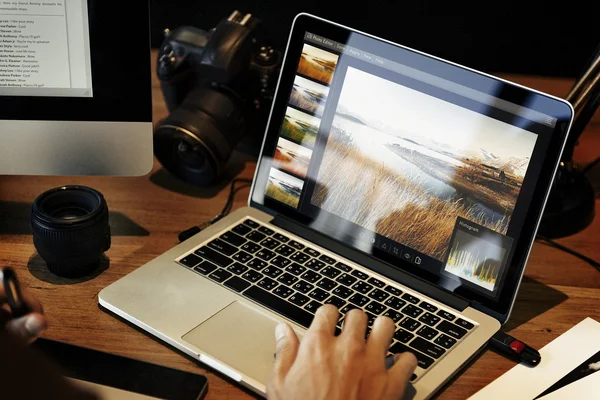 Homem trabalhando no estúdio com laptop — Fotografia de Stock