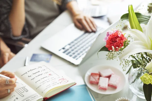 Women working in beautiful workspace — Stock Photo, Image