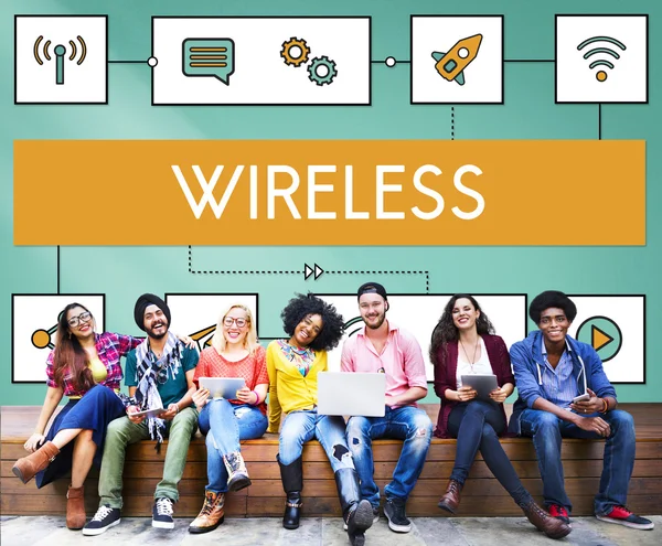 College students using wireless devices — Stock Photo, Image