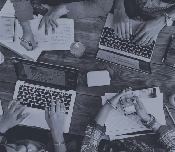 Amigos Trabajo en equipo con dispositivos digitales —  Fotos de Stock