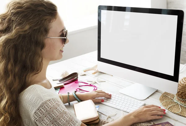 Giovane donna con computer — Foto Stock