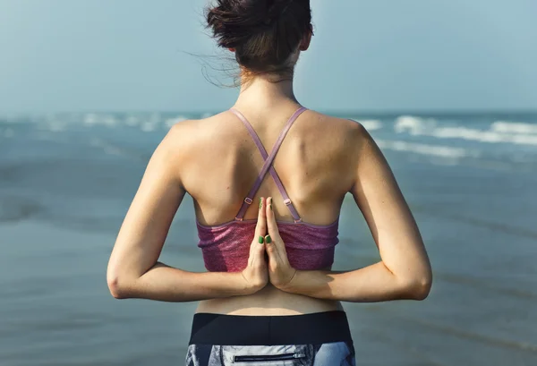 Kvinna utövar yoga — Stockfoto