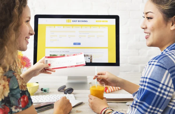 Girls Booking Flight and talking — Stock Photo, Image