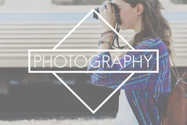 Menina com câmera tirar fotos — Fotografia de Stock
