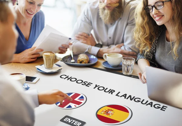 Mensen bespreken over Kies uw taal — Stockfoto