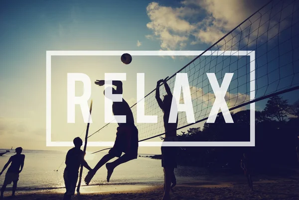 Mensen spelen volleybal op strand — Stockfoto