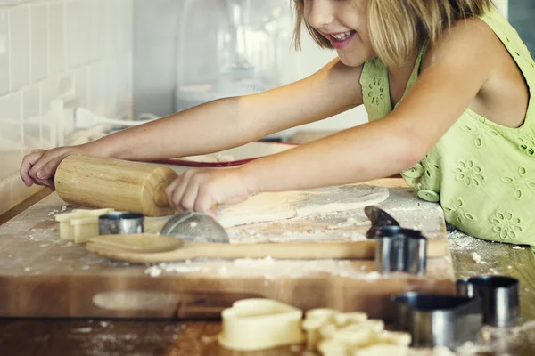 Meisje kneden van deeg voor cookies — Stockfoto