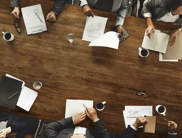 Personas en la oficina trabajando juntas — Foto de Stock