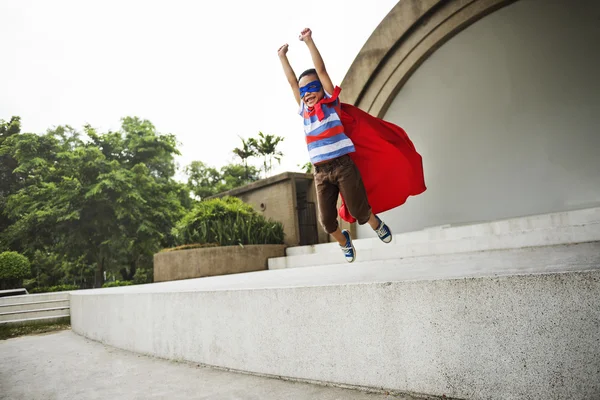 Superheld jong geitje leert om te vliegen — Stockfoto