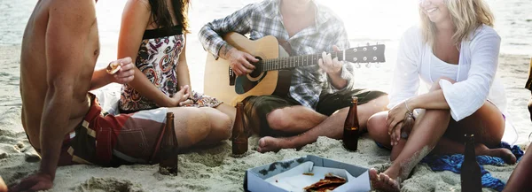 Ember ünnep fél strandon — Stock Fotó