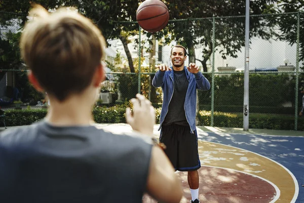 Sportsman tanítás fiú játék kosárlabda — Stock Fotó