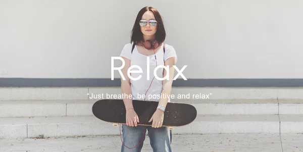 Femme debout avec skateboard — Photo