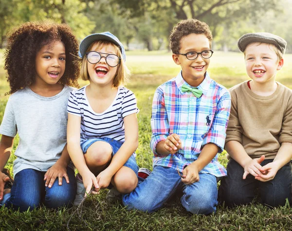 Niños riendo y divirtiéndose —  Fotos de Stock