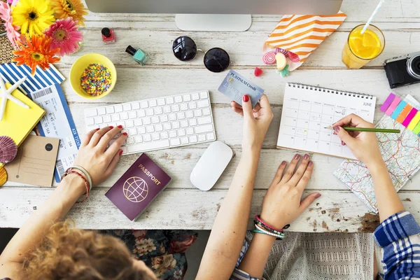 Ragazze Prenotazione Volo e parlare — Foto Stock