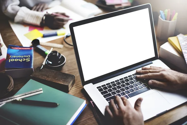 Laptop e conceito de tela em branco — Fotografia de Stock