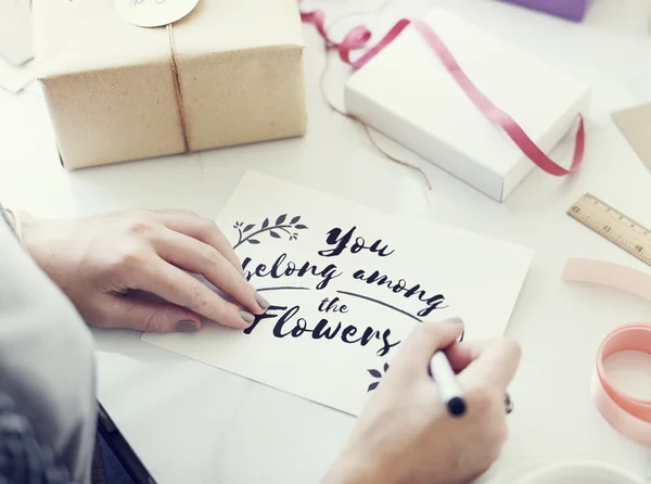 Concepto de tarjeta de escritura de mujer — Foto de Stock