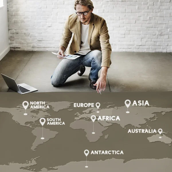 Homem de negócios trabalhando com mapa do mundo — Fotografia de Stock